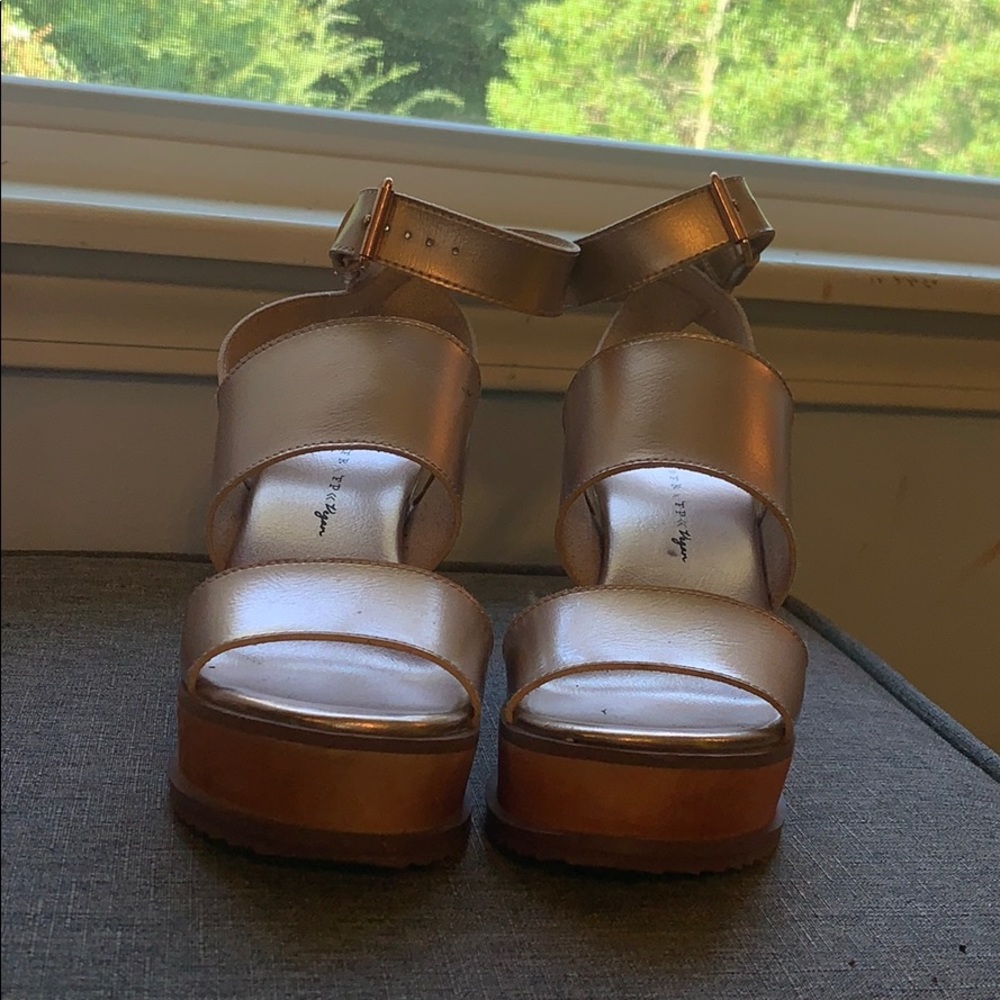 fr x fp gold vegan wedge